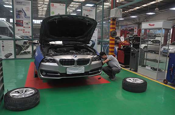 寶馬剎車(chē)保養(yǎng)施工